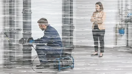 Técnico inspeccionando una bajante comunitaria desde un registro accesible
